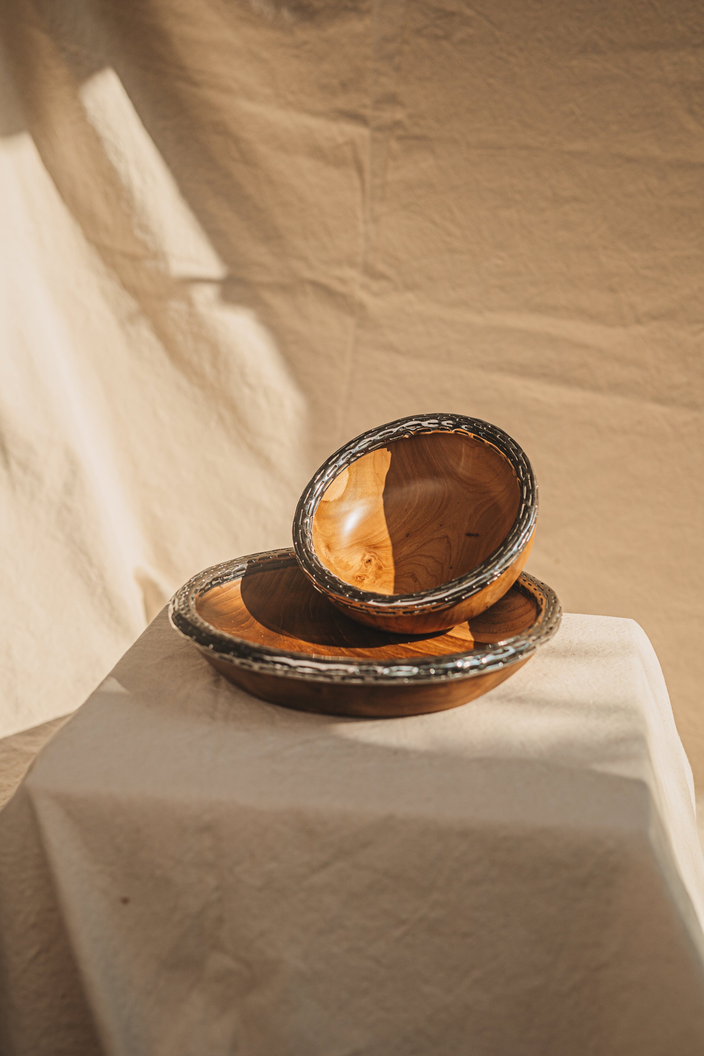 Dekorationsschalen aus Teakholz mit Edelstahlumfassungen - im Ambiente