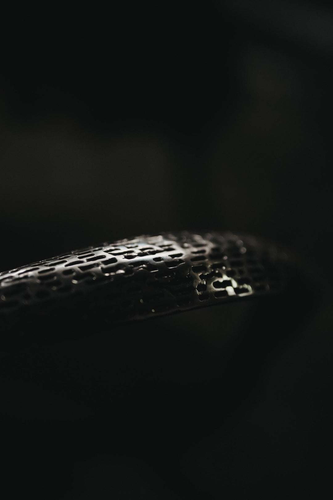 Detailaufnahme unserer Edelstahl - Einlagen welche unsere Handwerksbetriebe mit hochwertigem Teakholz verbinden und so ein einzigartiges Unikat unserer Möbel entsteht