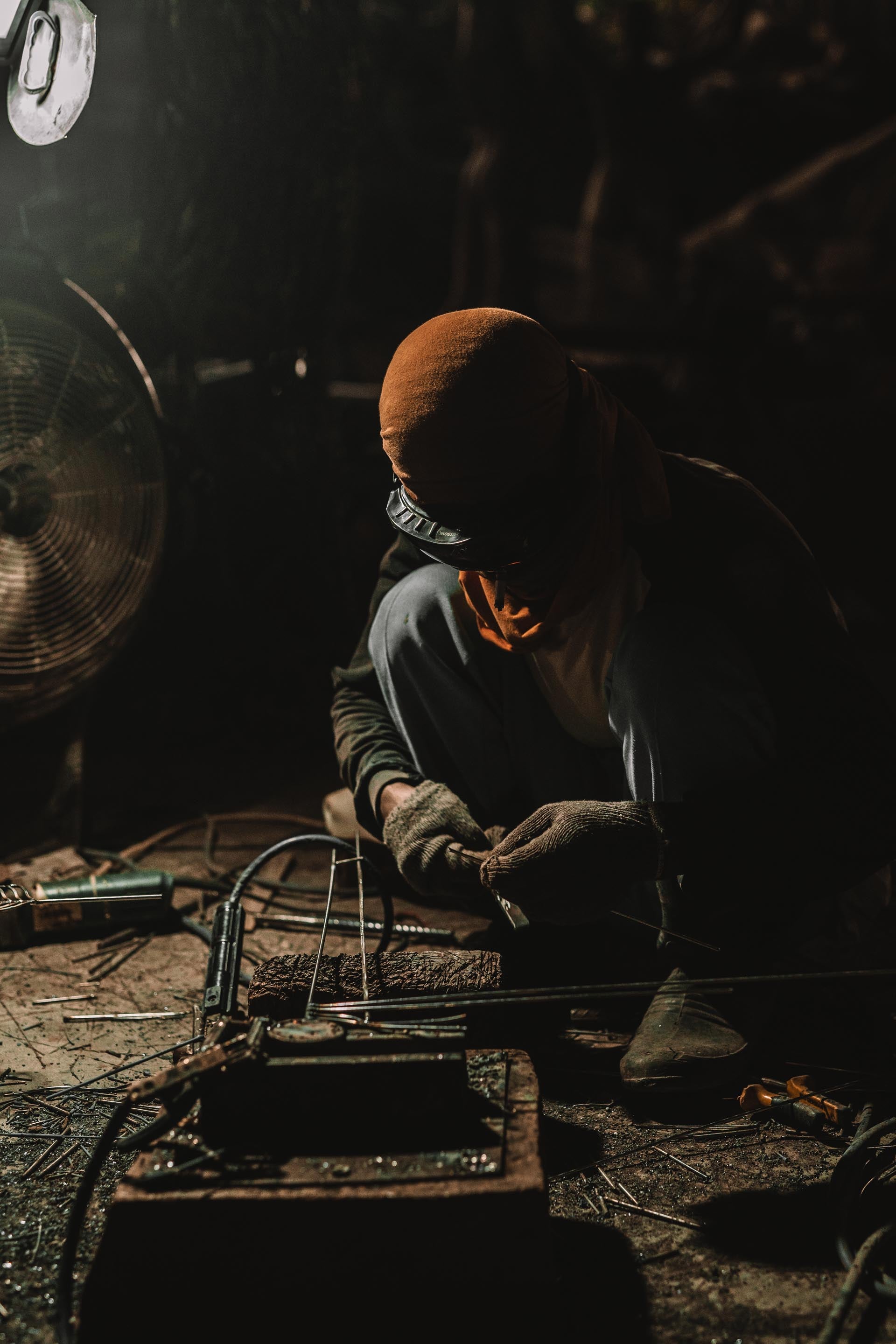 Schweißarbeiten eines Künstlers an den INDOO Edelstahl - Figuren, handgefertigt, einzigartig
