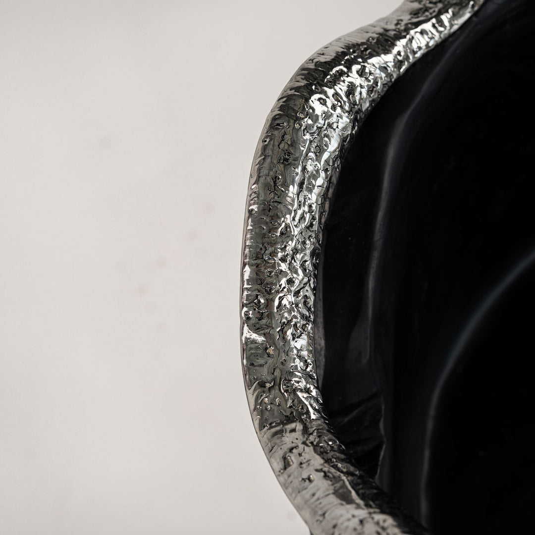 Detailaufnahme eines INDOO Stuhls aus geschwärztem Teakholz