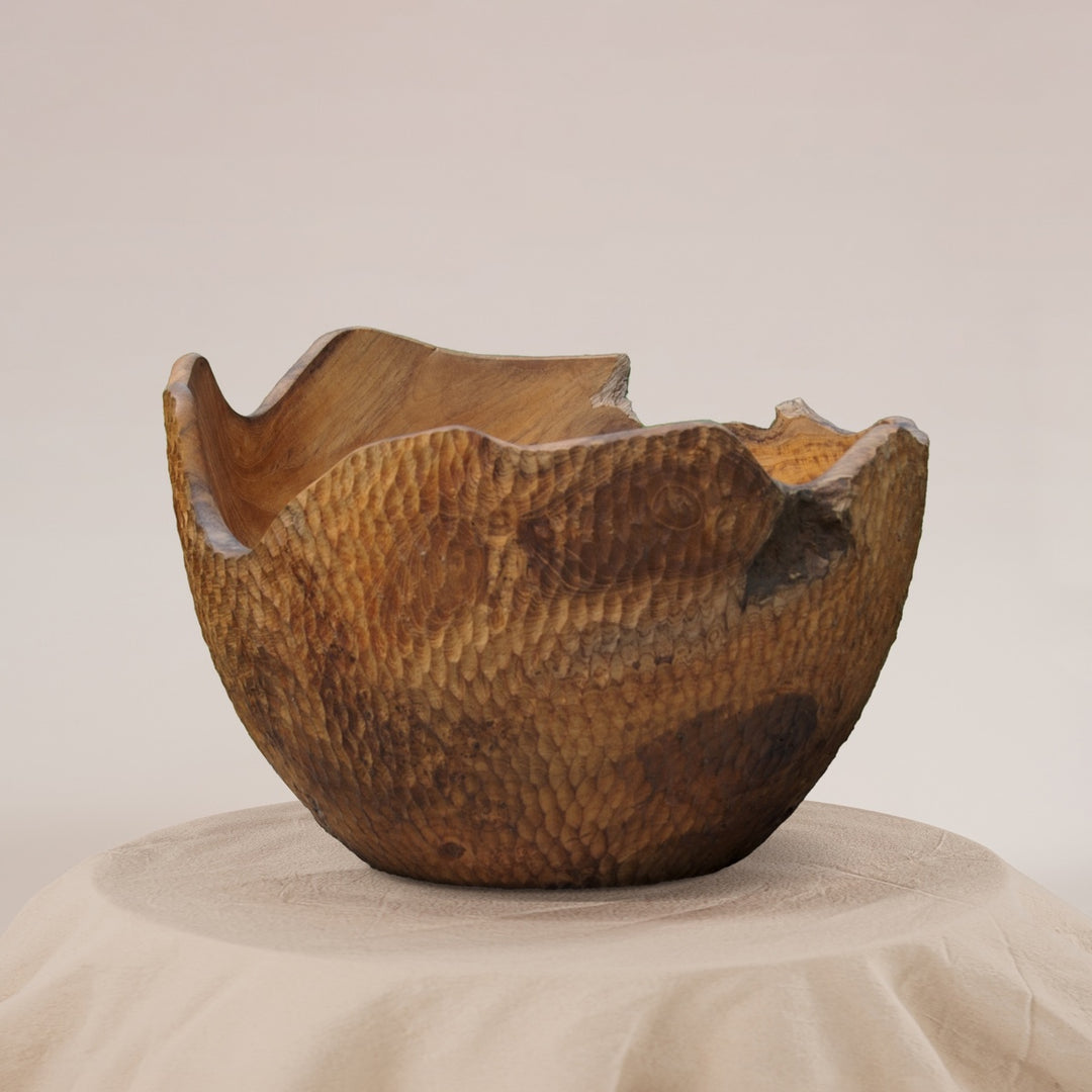 Handgefertigte, große Teakholz-Schale von INDOO.art, 28 cm Durchmesser, mit rustikaler Oberfläche und natürlicher Holzmaserung – beeindruckendes Dekorelement für moderne und naturverbundene Wohnräume.