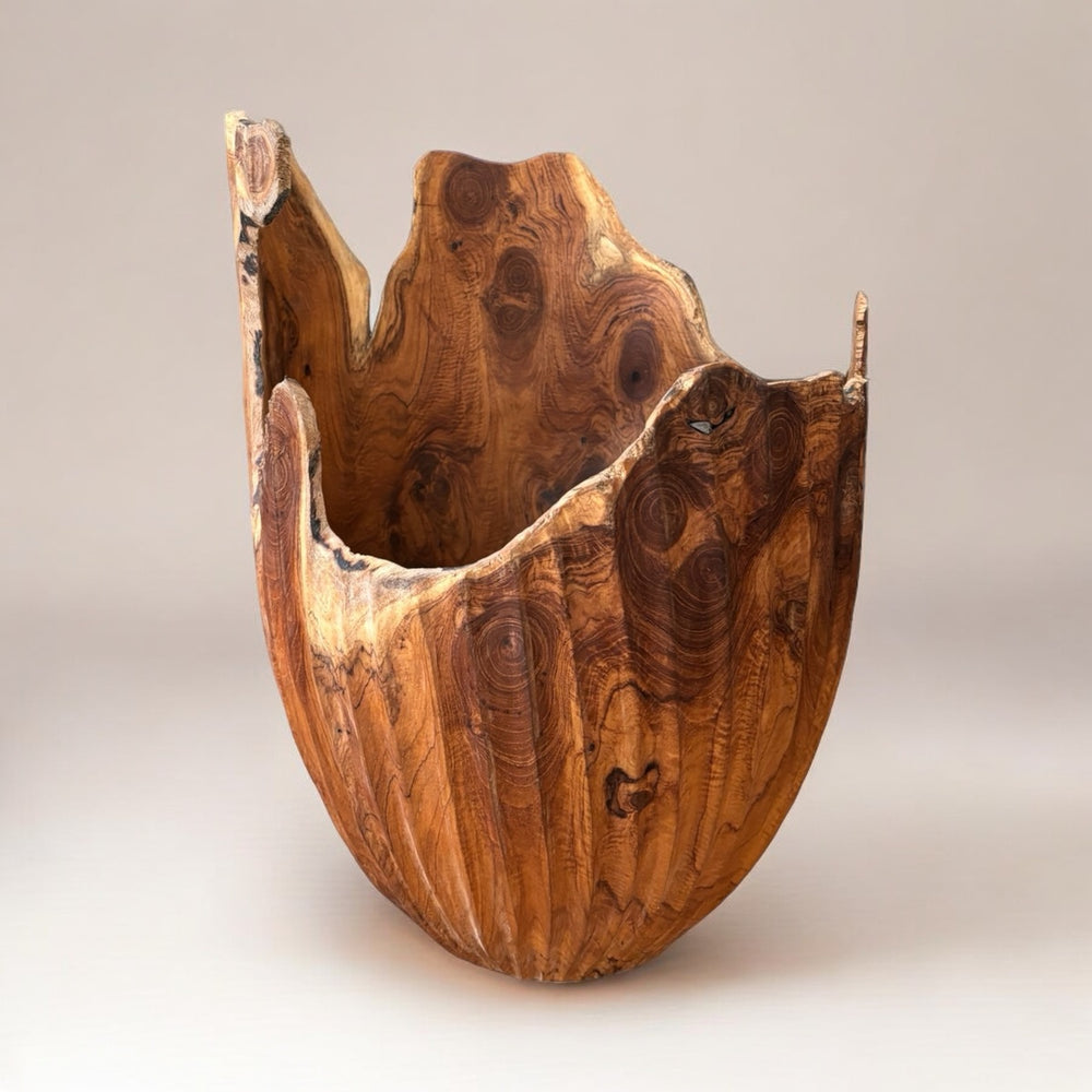 Handgefertigter Teakholz-Vase von INDOO.art, 30 cm hoch, mit organischen Kanten und faszinierender Holzmaserung – außergewöhnliches Dekorstück für moderne und stilvolle Wohnräume.