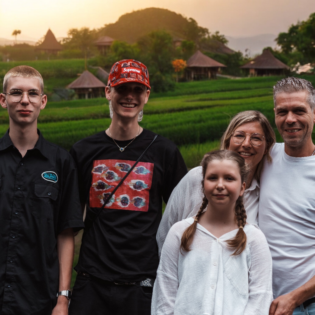 Die INDOO Familie auf einem Reisfeld
