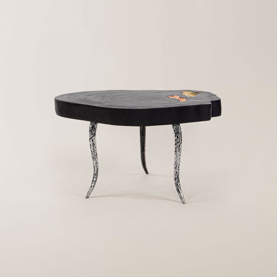 Moderner SuarAurumCopper Beistelltisch in Schwarz mit einzigartigen, eingelassenen Details aus Kupfer und Gold, getragen von geschwungenen, metallisch gemusterten Beinen, die einen auffälligen Kontrast bilden.