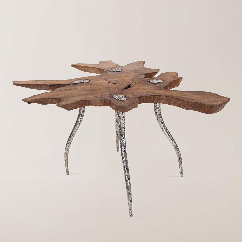 "Einzigartiger handgefertigter Tisch aus Teakholz, dessen Oberfläche organische, unregelmäßige Formen aufweist, mit geschwungenen Beinen aus geschweißtem Metall, die ein kunstvolles Design haben.