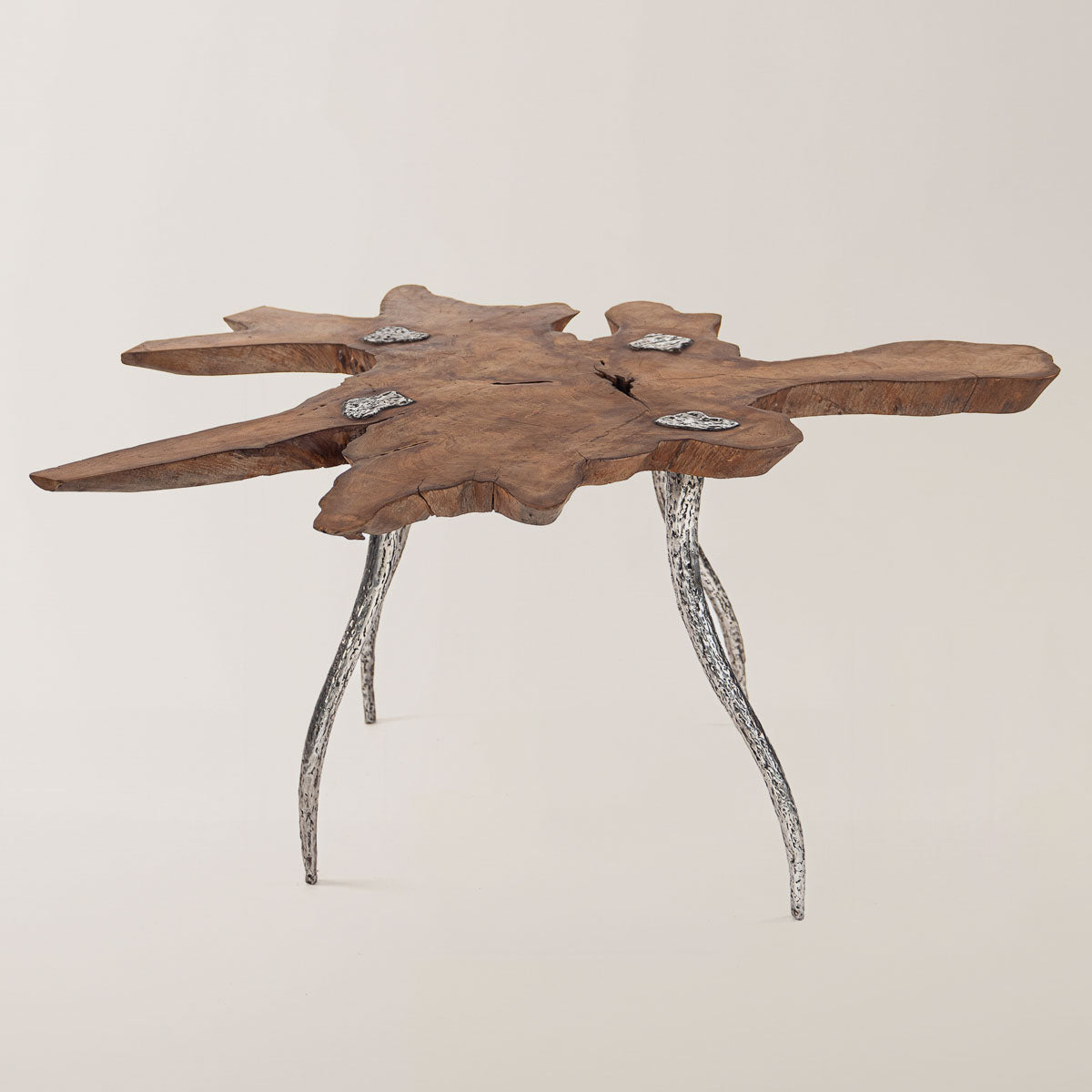 "Einzigartiger handgefertigter Tisch aus Teakholz, dessen Oberfläche organische, unregelmäßige Formen aufweist, mit geschwungenen Beinen aus geschweißtem Metall, die ein kunstvolles Design haben.