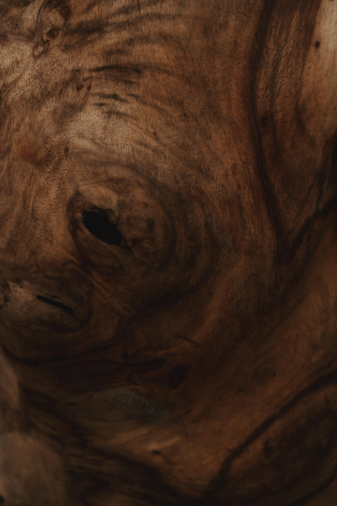 Nahaufnahme Suar/Akatzienholz welches für die Verarbeitung der handgefertigten INDOO Tische, Möbel, Sessel , Bänke und Dekoartikeln verwendet wird