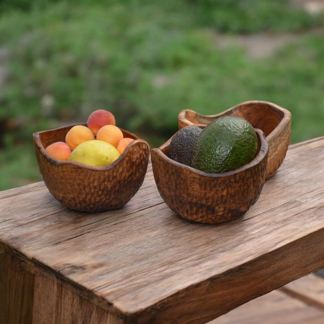 Set aus drei kleinen handgefertigten Teakholz-Schalen von INDOO.art, gefüllt mit frischen Früchten wie Aprikosen, Zitronen und Avocados – rustikale Dekoration für natürliche Innen- und Außenbereiche.“